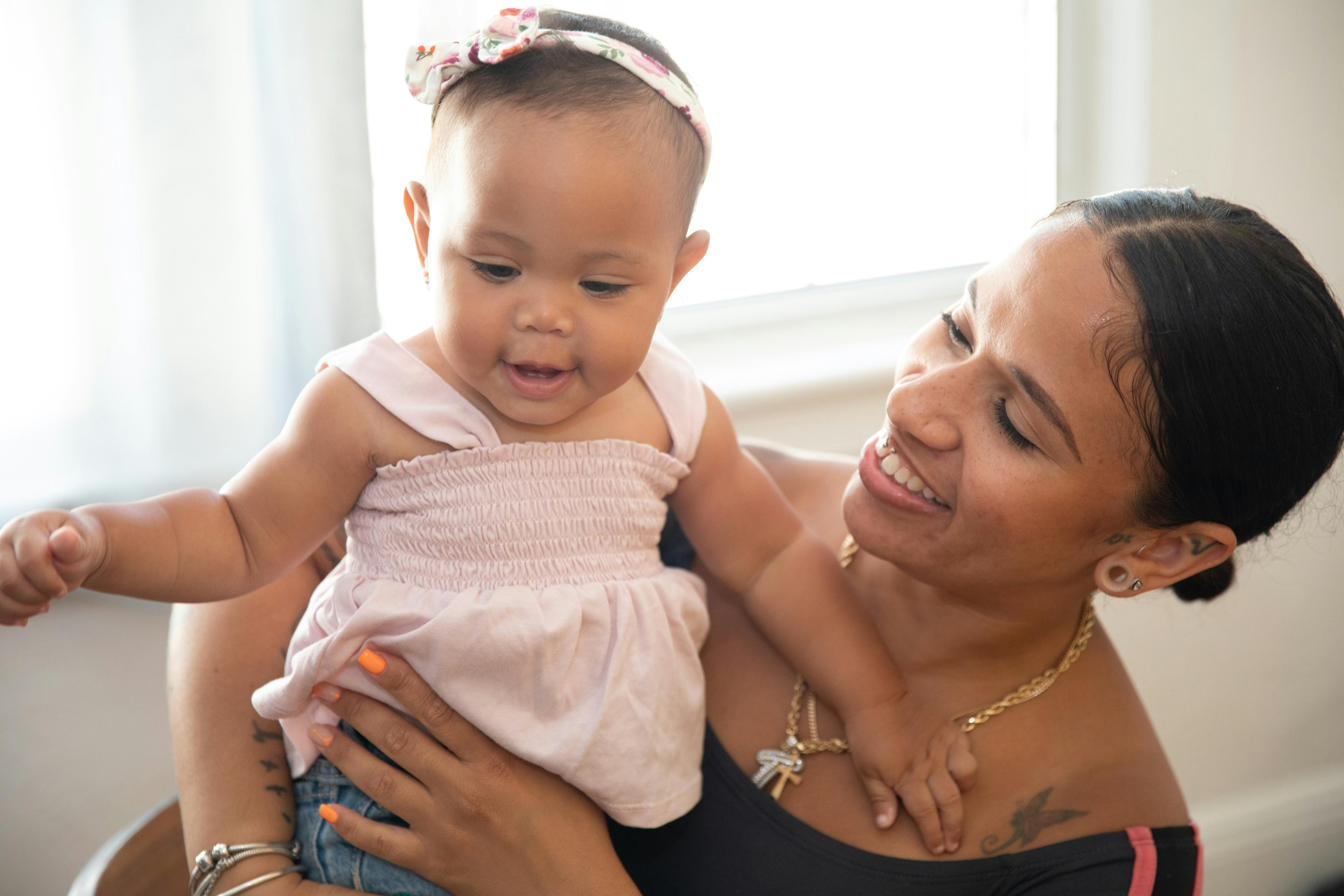 Mère tenant son bébé